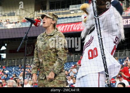 Les ressortissants de Washington ont accueilli la Journée de la Garde nationale à Nationals Park, Washington, D.C., 28 juin 2022. Les cérémonies de reconnaissance avant le match comprenaient des membres de la Garde nationale qui tapissent le champ, un premier discours de cérémonie du général de la Force aérienne, Keith MacDonald, des exercices de la Garde des couleurs et des présentations de l'hymne national et de l'Amérique bénis de Dieu chantés par le Sgt de l'Armée de terre Victoria Golding. (É.-U. Photos de la Garde nationale aérienne par le Sgt. Erich B. Smith) Banque D'Images