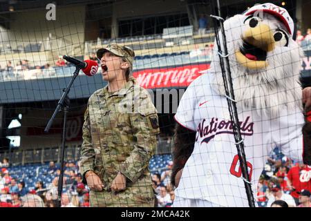 Les ressortissants de Washington ont accueilli la Journée de la Garde nationale à Nationals Park, Washington, D.C., 28 juin 2022. Les cérémonies de reconnaissance avant le match comprenaient des membres de la Garde nationale qui tapissent le champ, un premier discours de cérémonie du général de la Force aérienne, Keith MacDonald, des exercices de la Garde des couleurs et des présentations de l'hymne national et de l'Amérique bénis de Dieu chantés par le Sgt de l'Armée de terre Victoria Golding. (É.-U. Photos de la Garde nationale aérienne par le Sgt. Erich B. Smith) Banque D'Images