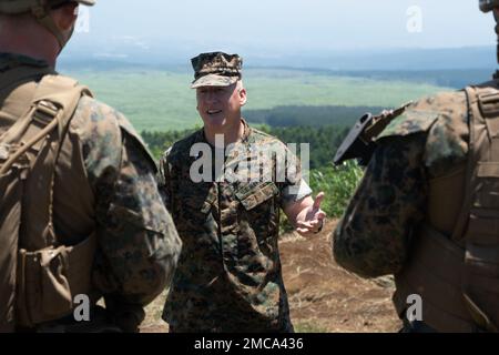 ÉTATS-UNIS Le Colonel Erick Clark, commandant du 4th Marine Regiment, interagit avec les Marines du 3D Bataillon, 2D Marines avant de mener des missions de soutien aérien étroites avec des F-35B Lightning II affectés à l'escadron d'attaque des chasseurs marins (VMFA) 242 en utilisant des munitions inertes au Centre d'entraînement aux armes combinées, Camp Fuji, Japon, 28 juin 2022. Cette formation a marqué les premières missions de soutien aérien en direct au Japon avec un F-35B. 3/2 est déployé dans l'Indo-Pacifique sous le titre 4th Marines, 3D Marine Division dans le cadre du Programme de déploiement d'unité. Banque D'Images