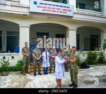 PHU YEN, Vietnam (28 juin 2022) le capitaine Hank Kim, commandant de mission du Partenariat Pacifique 2022, à droite, présente une pièce de monnaie de défi du Partenariat Pacifique à Dang Hoang Huong Thuy, chef de l'administration à l'hôpital général de Phu yen lors d'une tournée en soutien au Partenariat Pacifique 2022. En 17th ans, le Partenariat Pacifique est la plus importante mission multinationale annuelle d'aide humanitaire et de préparation aux secours en cas de catastrophe menée dans l'Indo-Pacifique. Banque D'Images