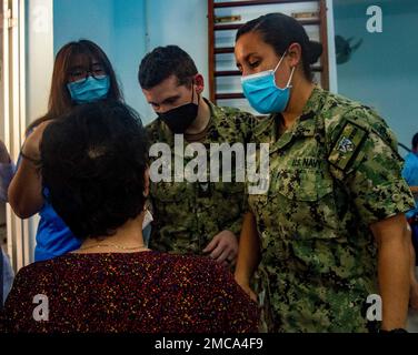 PHU YEN, Vietnam (28 juin 2022) - le lieutenant Elizabeth Nevarez, de San Diego, à droite, et l'hôpital Corpsman 2nd classe Dalton Daniel, de Douglasville, GA, centre, effectuent une évaluation des patients à l'hôpital général de Phu yen pendant le Pacific Partnership 2022. En 17th ans, le Partenariat Pacifique est la plus importante mission multinationale annuelle d'aide humanitaire et de préparation aux secours en cas de catastrophe menée dans l'Indo-Pacifique. Banque D'Images