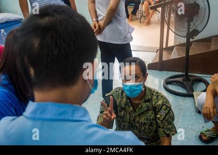 PHU YEN, VIETNAM (28 juin 2022) - la Lt. Elizabeth Nevarez, de San Diego, évalue un patient pour des services de physiothérapie à l'hôpital général de Phu yen pendant le Pacific Partnership 2022. En 17th ans, le Partenariat Pacifique est la plus importante mission multinationale annuelle d'aide humanitaire et de préparation aux secours en cas de catastrophe menée dans l'Indo-Pacifique. Banque D'Images