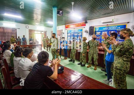 PHU YEN, Vietnam (28 juin 2022) - Capt Hank Kim, commandant de mission du Partenariat Pacifique 2022 (PP22), fait des remarques aux étudiants du Collège médical de Phu yen lors d'une tournée en soutien de PP22. En 17th ans, le Partenariat Pacifique est la plus importante mission multinationale annuelle d'aide humanitaire et de préparation aux secours en cas de catastrophe menée dans l'Indo-Pacifique. Banque D'Images