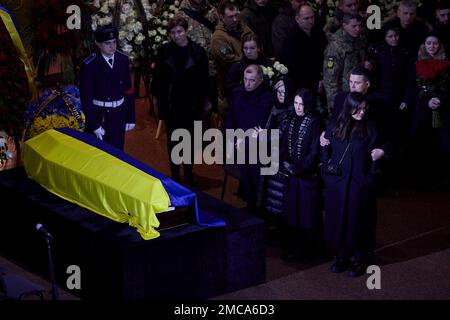 Kiev, Ukraine. 21st janvier 2023. Des membres de la famille se plaignent lors des funérailles de sept fonctionnaires du Ministère de l'intérieur tués lors d'un accident d'hélicoptère au Centre national de la Maison d'Ukraine, à 21 janvier 2023, à Kiev, en Ukraine. Le ministre de l'intérieur, Denys Monastyrskyi, et dix-sept autres, sont morts lors de l'écrasement de leur hélicoptère sur 18 janvier. Credit: Présidence de l'Ukraine/Bureau de presse présidentiel ukrainien/Alamy Live News Banque D'Images