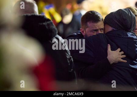 Kiev, Ukraine. 21st janvier 2023. Le président ukrainien Volodymyr Zelenskyy, à gauche, réconforte les membres de la famille lors des funérailles de sept fonctionnaires du ministère de l'intérieur au Centre national de la Maison d'Ukraine, 21 janvier 2023 à Kiev, Ukraine. Le ministre de l'intérieur, Denys Monastyrskyi, et dix-sept autres, sont morts lors de l'écrasement de leur hélicoptère sur 18 janvier. Credit: Présidence de l'Ukraine/Bureau de presse présidentiel ukrainien/Alamy Live News Banque D'Images