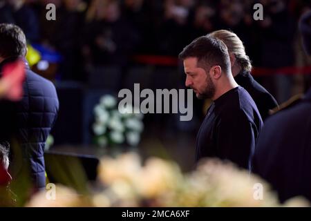 Kiev, Ukraine. 21st janvier 2023. Le président ukrainien Volodymyr Zelenskyy et sa femme Olena Zelenska lors des funérailles de sept responsables du ministère de l'intérieur au Centre national de la Chambre d'Ukraine, 21 janvier 2023, à Kiev, en Ukraine. Le ministre de l'intérieur, Denys Monastyrskyi, et dix-sept autres, sont morts lors de l'écrasement de leur hélicoptère sur 18 janvier. Credit: Présidence de l'Ukraine/Bureau de presse présidentiel ukrainien/Alamy Live News Banque D'Images