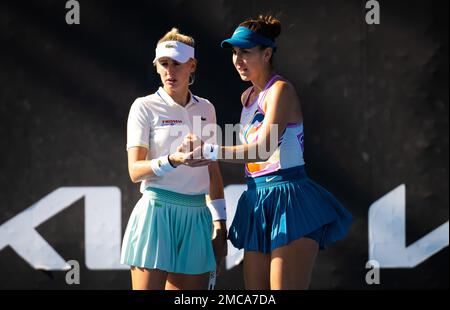 Belinda Bencic de Suisse et Jil Teichmann de Suisse jouant en double à l'Open d'Australie 2023, tournoi de tennis Grand Chelem sur 20 janvier 2023 à Melbourne, Australie - photo : Rob Prange/DPPI/LiveMedia Banque D'Images