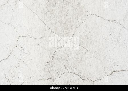 Arrière-plan de mur blanc avec fissures, texture, mur, béton, peut être utilisé comme arrière-plan. Fragment d'un mur avec des rayures et des fissures Banque D'Images