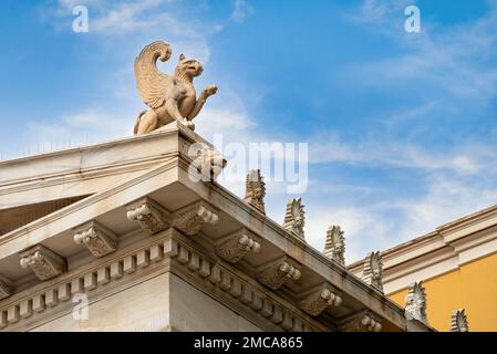 Vue détaillée de la décoration du coin supérieur droit du bâtiment néoclassique Zappeion Hall à Athènes, Grèce Banque D'Images