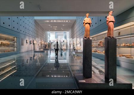 Vue panoramique intérieure du nouveau musée de l'Acropole d'Athènes. Expositions archéologiques au rez-de-chaussée Banque D'Images