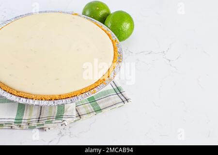Une tarte aux clés de citron vert dans une croûte de Graham Cracker Banque D'Images