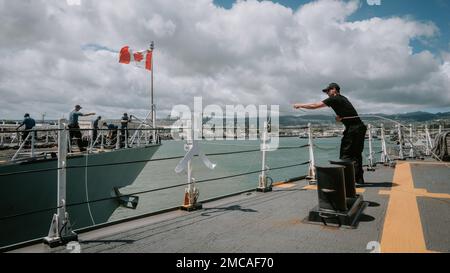 PEARL HARBOUR (29 juin 2022) frégate de la Marine royale du Canada le NCSM Vancouver (FFH 331) se trouve à côté de la frégate de la Marine royale du Canada le NCSM Winnipeg (FFH 338) à la base conjointe Pearl Harbor-Hickam, à Hawaï, pour la Rim du Pacifique (RIMPAC) 2022, 28 juin 2022. Vingt-six nations, 38 navires, quatre sous-marins, plus de 170 avions et 25 000 membres du personnel participent au programme RIMPAC de 29 juin au 4 août dans les îles hawaïennes et dans le sud de la Californie. Le plus grand exercice maritime international au monde, RIMPAC offre une occasion unique de formation tout en favorisant et en soutenant les relations de coopération Banque D'Images