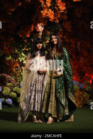 Mumbai, Inde. 19th janvier 2023. L'actrice Bollywood, Aishwarya Rai Bachchan (R), pose avec sa fille Aaradhya à leur arrivée pour assister à la cérémonie d'engagement d'Anant Ambani, le fils du milliardaire indien Mukesh Ambani, à Mumbai, Inde, le 19 janvier 2023. (Photo par Indranil Aditya/NurPhoto) Credit: NurPhoto SRL/Alay Live News Banque D'Images