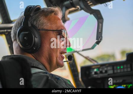 Le Lgén Ricky Rupp, commandant de la Force aérienne en 5th, se prépare à voler un C-130J Super Hercules affecté au 36th Escadron de transport aérien de la base aérienne de Yokota, au Japon, en 28 juin 2022. Le maintien des devises volées renforce la présence multi-capacités de Yokota dans la région Indo-Pacifique. Banque D'Images