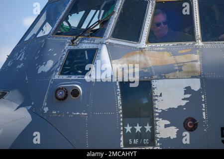 Le lieutenant-général Ricky Rupp, commandant de la Force aérienne en 5th, regarde une fenêtre d'un C-130J Super Hercules affecté à l'escadron de transport aérien 36th de la base aérienne de Yokota, Japon, 28 juin 2022. Les membres de l'équipage de conduite de Yokota maintiennent leur devise de vol en effectuant des missions d'entraînement fréquentes. Banque D'Images