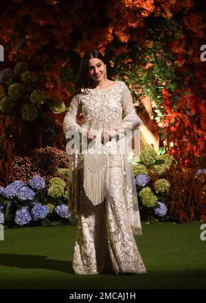 Mumbai, Inde. 19th janvier 2023. L'actrice Bollywood Sara Ali Khan pose à son arrivée pour assister à la cérémonie d'engagement d'Anant Ambani, le fils du milliardaire indien Mukesh Ambani, à Mumbai, Inde, le 19 janvier 2023. (Photo par Indranil Aditya/NurPhoto)0 crédit: NurPhoto SRL/Alay Live News Banque D'Images