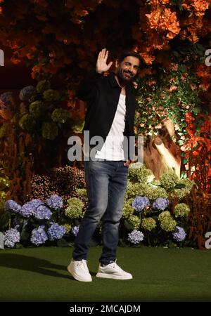 Mumbai, Inde. 19th janvier 2023. L'acteur de Bollywood, John Abraham, pose à son arrivée pour assister à la cérémonie d'engagement d'Anant Ambani, fils du milliardaire indien Mukesh Ambani, à Mumbai, Inde, le 19 janvier 2023. (Photo par Indranil Aditya/NurPhoto) Credit: NurPhoto SRL/Alay Live News Banque D'Images