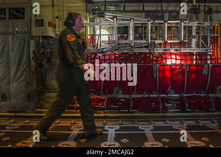 Le commandant principal Airman Katlynn Shult, commandant de répartition du 36th Escadron de transport aérien, effectue une inspection de vol à bord d'un navire américain Air Force C-130J Super Hercules au-dessus de la base aérienne de Yokota, Japon, 28 juin 2022. Les membres de l'équipage de l'aéroport de Yokota maintiennent leur devise de vol en effectuant de fréquentes missions locales. Banque D'Images