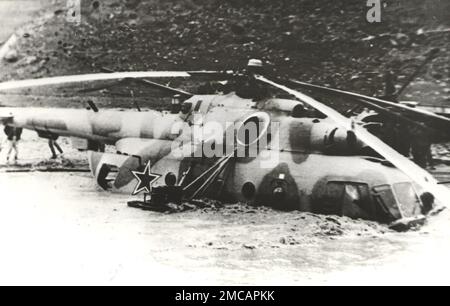 Hélicoptère MI-8 soviétique abattu en Afghanistan en 1980s. Banque D'Images