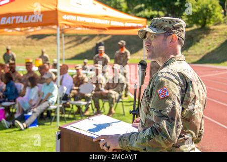 ÉTATS-UNIS Le lieutenant-colonel Jason Kendzierski de l'armée prononce son dernier discours aux membres du service, à la famille et aux amis du bataillon des transmissions expéditionnaires de 44th – renforcé. Baumholder, Allemagne, le 28 juin 2022. Banque D'Images