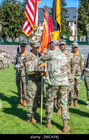 ÉTATS-UNIS Le lieutenant-colonel Jeffrey Keenan reçoit les couleurs de l'unité du colonel Michael Kaloostian, commandant de la Brigade des transmissions du théâtre 2nd, prenant le commandement du Bataillon des transmissions expéditionnaires 44th – renforcé, lors du changement de commandement à Baumholder, en Allemagne, le 28 juin 2022. Banque D'Images