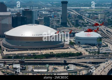 Air Station New Orleans MH-60 hélicoptère dirige deux hélicoptères Air Station New Orleans MH-65 dans un vol de formation au centre-ville le 28 juin 2022 à la Nouvelle-Orléans, LOUISIANE. Les hélicoptères MH-60 remplaceront les MH-65 de la Air Station New Orleans après une période de transition. Banque D'Images