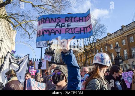 Londres, Royaume-Uni. 21st janvier 2023. Les manifestants se sont rassemblés devant Downing Street pour soutenir les droits de transmission après que Rishi Sunak ait bloqué les réformes écossaises en matière de reconnaissance des sexes. Banque D'Images