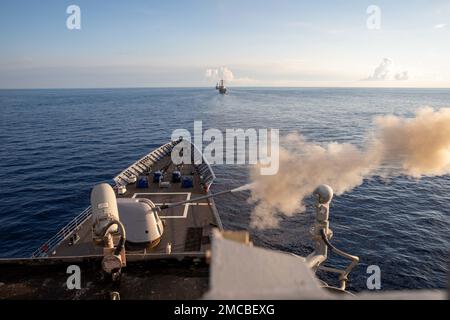 220628-N-TC847-1076 OCÉAN ATLANTIQUE (28 juin 2022) le croiseur à missiles guidés de classe Ticonderoga USS Leyte Gulf (CG 55) tire un fusil MK de 45 5 pouces au cours d'un exercice de tir direct, à 28 juin 2022. Le George H.W. Bush Carrier Strike Group (CSG) est en cours d'achèvement d'un exercice de certification visant à accroître l'interopérabilité et la capacité de combat aux États-Unis et dans les pays alliés avant un déploiement futur. Le George H.W. Bush CSG est un système intégré d’armes de combat qui offre une capacité de combat supérieure pour dissuader, et si nécessaire, vaincre les adversaires de l’Amérique en faveur de la sécurité nationale. Banque D'Images