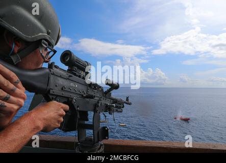 220628-N-OK195-0002 CONTRÔLEUR de feu de L'OCÉAN ATLANTIQUE (28 juin 2022) Chevalier de Kollin de classe 2nd, affecté au destroyer de missile guidé de classe Arleigh Burke USS Truxtun (DDG 103), tire une mitrailleuse de M240B lors d'un exercice de tir direct, à 28 juin 2022. Le George H.W. Bush Carrier Strike Group (CSG) est en cours d'achèvement d'un exercice de certification visant à accroître l'interopérabilité et la capacité de combat aux États-Unis et dans les pays alliés avant un déploiement futur. Le George H.W. Bush CSG est un système d'armes de combat intégré qui offre une capacité de combat supérieure pour dissuader, et si nécessaire, vaincre les adversaires de l'Amérique Banque D'Images