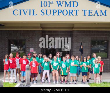 Des étudiants du YMCA de Nampa se sont rendus à Gowen Field, sur 28 juin, dans le cadre du camp scientifique médico-légal DE STARBASE-Idaho, où ils ont exploré la façon de résoudre des crimes imaginaires, y compris l’étude de l’anatomie humaine et la façon de faire des empreintes de morsure, ainsi que l’étude de l’entomologie médico-légale et de la dactylographie. Ils ont également visité l’équipe de soutien civil de la Garde nationale de l’Idaho en 101st et certains équipements de l’unité utilisés pour détecter et identifier les matières dangereuses et les armes de destruction massive. Plus de 170 élèves de l'Idaho provenant de cinq écoles et organismes différents ont participé à STARBASE-Idaho summe Banque D'Images