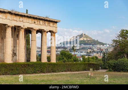 Une photo de la colline du Lycabette surplombant le temple d'Hephaestus. Banque D'Images