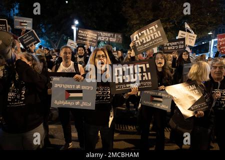 Tel Aviv, Israël. 21st janvier 2023. Les gens tiennent des pancartes lors d'une manifestation contre le nouveau gouvernement de tel Aviv. Crédit : Ilia Yefimovich/dpa/Alay Live News Banque D'Images