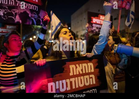 Tel Aviv, Israël. 21st janvier 2023. Les gens tiennent des pancartes lors d'une manifestation contre le nouveau gouvernement de tel Aviv. Crédit : Ilia Yefimovich/dpa/Alay Live News Banque D'Images