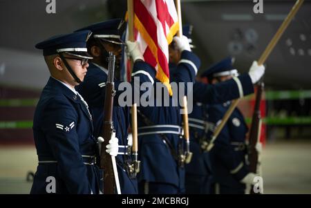 ÉTATS-UNIS Les aviateurs de la Force aérienne affectés au garde d'honneur de la base de l'escadre de combat 48th participent à une cérémonie de changement de commandement à la Royal Air Force Lakenheath, en Angleterre, au 29 juin 2022. Au cours de la cérémonie, le colonel Jason Camilletti a abandonné le commandement du 48th FW au général Derek France, troisième commandant de la Force aérienne, qui a ensuite chargé Campo de diriger l'aile. Banque D'Images