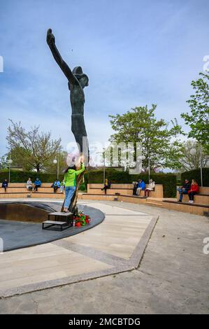 Personnes vénérant la statue du Christ ressuscité à Medjugorje. La statue désherit miraculeusement des gouttes de liquide du genou droit de Jésus. Banque D'Images