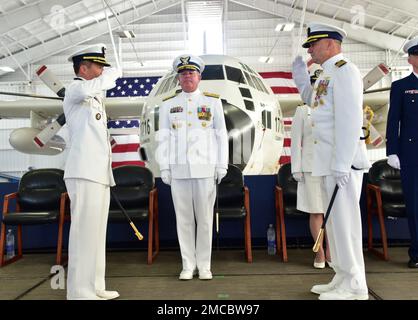 Le capitaine Joseh T. McGilley, ancien commandant de la station aérienne de la Garde côtière de Clearwater, et le capitaine Scott S. PHY, commandant de la station aérienne de la Garde côtière de Clearwater, rendent hommage à la fin d'une cérémonie de passation de commandement à Clearwater, en Floride, au 29 juin 2022. Le sous-ministre Brendan C. McPherson, commandant du septième district de la Garde côtière, a présidé l'événement. Banque D'Images