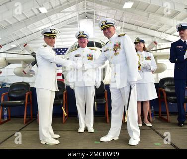 Le capitaine Joseh T. McGilley, ancien commandant de la station aérienne de la Garde côtière de Clearwater, et le capitaine Scott S. PHY, commandant de la station aérienne de la Garde côtière de Clearwater, rendent hommage à la fin d'une cérémonie de passation de commandement à Clearwater, en Floride, au 29 juin 2022. Le sous-ministre Brendan C. McPherson, commandant du septième district de la Garde côtière, a présidé l'événement. Banque D'Images