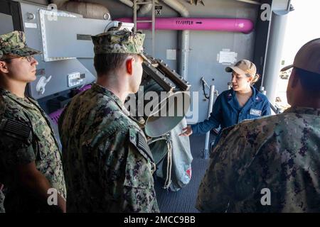 220629-N-NY430-1088 SAN DIEGO (29 juin 2022) – le compagnon de Boatswain de classe 2nd Hollie Williams parle à des officiers de guerre de surface juniors participant au cours de base des officiers de division (BDOC) lors d’une visite à bord d’un navire d’assaut amphibie USS Makin Island (LHD 8). Le BDOC est un programme de cours de neuf semaines qui couvre les bases de l'ingénierie, les bases fondamentales des officiers de division, le contrôle des dommages et les matelots de navigation pour les officiers de guerre de surface (SWO). L'île de Makin est un navire d'assaut amphibie de classe Wasp, qui a été porté à San Diego. Banque D'Images