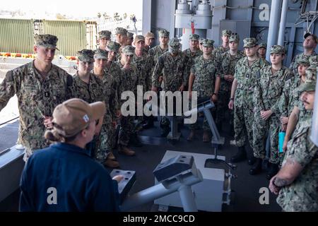 220629-N-NY430-1038 SAN DIEGO (29 juin 2022) – le compagnon de Boatswain de classe 2nd Hollie Williams parle à des officiers de guerre de surface juniors participant au cours de base des officiers de division (BDOC) lors d’une visite à bord d’un navire d’assaut amphibie USS Makin Island (LHD 8). Le BDOC est un programme de cours de neuf semaines qui couvre les bases de l'ingénierie, les bases fondamentales des officiers de division, le contrôle des dommages et les matelots de navigation pour les officiers de guerre de surface (SWO). L'île de Makin est un navire d'assaut amphibie de classe Wasp, qui a été porté à San Diego. Banque D'Images