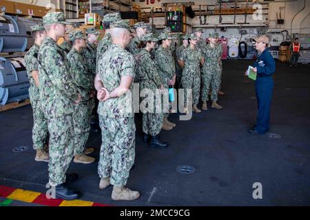 220629-N-NY430-1025 SAN DIEGO (29 juin 2022) – le compagnon de Boatswain de classe 2nd Hollie Williams parle à des officiers de guerre de surface juniors participant au cours de base des officiers de division (BDOC) lors d’une visite à bord d’un navire d’assaut amphibie USS Makin Island (LHD 8). Le BDOC est un programme de cours de neuf semaines qui couvre les bases de l'ingénierie, les bases fondamentales des officiers de division, le contrôle des dommages et les matelots de navigation pour les officiers de guerre de surface (SWO). L'île de Makin est un navire d'assaut amphibie de classe Wasp, qui a été porté à San Diego. Banque D'Images