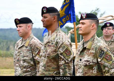 De gauche à droite, le Colonel Justin M. Dupuis, commandant du Groupe des opérations de soutien aérien 4th, États-Unis Le lieutenant-colonel Justin D. Bañez de la Force aérienne, commandant sortant du 2nd e Escadron des opérations de soutien aérien, et les États-Unis Le lieutenant-colonel Johnny R. Koyama, commandant entrant de l'ASOS en 2nd, se trouve devant la formation lors d'une cérémonie de changement de commandement à la caserne Rose, Vilseck, Allemagne, 29 juin 2022. Banque D'Images