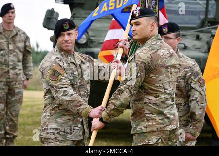 ÉTATS-UNIS Le lieutenant-colonel de la Force aérienne, Johnny R. Koyama, premier plan à droite, commandant entrant du 2nd Escadron des opérations de soutien aérien, reçoit les couleurs de l'unité du colonel de la Force aérienne des États-Unis Justin M. Dupuis, commandant du 4th Groupe des opérations de soutien aérien, lors d'une cérémonie de changement de commandement à la caserne Rose, à Vilseck, en Allemagne, au 29 juin 2022. Banque D'Images