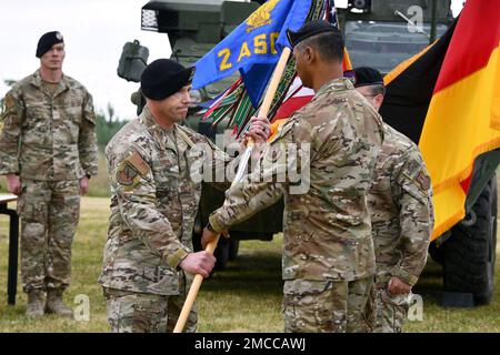 ÉTATS-UNIS Le lieutenant-colonel Justin D. Bañez de la Force aérienne, premier plan à droite, commandant sortant du 2nd Escadron des opérations de soutien aérien, remet les couleurs de l'unité au colonel Justin M. Dupuis de la Force aérienne des États-Unis, commandant du 4th Groupe des opérations de soutien aérien, lors d'une cérémonie de changement de commandement à la caserne Rose, à Vilseck, en Allemagne, au 29 juin 2022. Banque D'Images