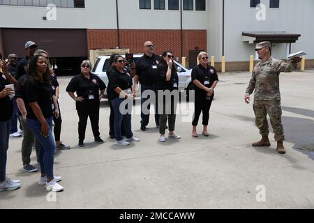 Le Sgt. Travis Ellis, le conseiller principal des opérations de la Brigade spartiate, 2nd Armored Brigade combat Team, 3rd Infantry Division, explique le char M1A2 SEPv3 Abrams aux membres de la Dallas Educator Tour à fort Stewart, Géorgie, 29 juin 2022. Le 'Mustang Squadron, 6th Squadron, 8th Cavalry, 2nd ABCT, 3rd ID, a fourni des options enrichissantes professionnellement pendant la tournée pour que les éducateurs et les influenceurs communautaires clés témoignent personnellement de la qualité des compétences, du leadership, de l'entraînement technique et du bien-être des jeunes soldats inscrits dans l'Armée de terre, en partant avec un meilleur Banque D'Images