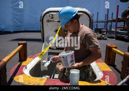 220629-N-LU761-1041 SAN DIEGO (29 juin 2022) Aviation Boatswain’s Mate (équipement) Airman Brayam Ramos, originaire de Gadsden, Texas, peint une trappe sur le pont de vol du porte-avions de la classe Nimitz USS Carl Vinson (CVN 70), 29 juin. Vinson est actuellement à pierside dans son homeport de San Diego. Banque D'Images