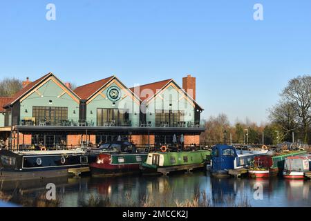 Une journée glaciale à Campbell Wharf Marina à Milton Keynes. Banque D'Images