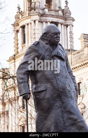 Statue de bronze de Sir Winston Churchill dans les jardins de la place du Parlement créée par Ivor Roberts-Jones. Gros plan avec bâtiment blanc en arrière-plan. Fond Banque D'Images