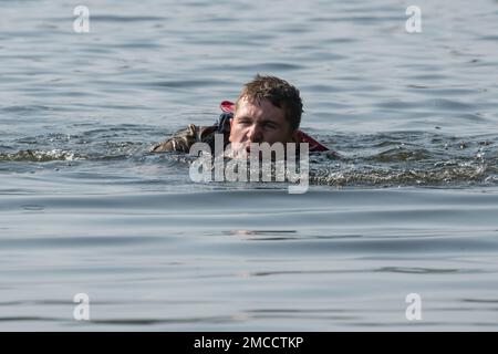 Un ingénieur de combat de l'Armée de terre de la Compagnie Breacher, 6th Brigade Engineer Battalion (Airborne), 2nd Infantry Brigade combat Team (Airborne), 11th Airborne Division, se dirige vers la rive pendant l'entraînement d'héliportée au lac Clune, base interarmées Elmendorf-Richardson, Alaska, 29 juin 2022. Les ingénieurs de combat ont mené les opérations d'hélicast pour établir la confiance et se familiariser avec les formations futures qu'ils rencontreront. L'équipage de la Compagnie B, 1-52nd, Bataillon de l'aviation de soutien général, a fourni un appui aérien pour l'entraînement. Banque D'Images