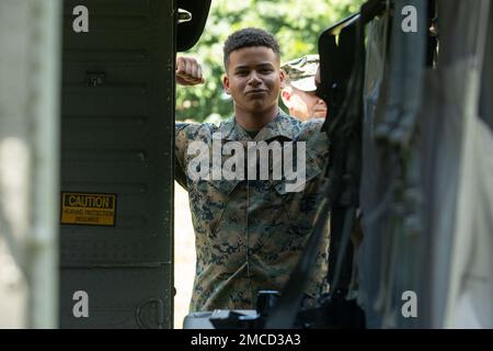 La Garde nationale du Rhode Island a accueilli des membres des jeunes Marines pour une séance d'orientation et une journée portes ouvertes mercredi, à 29 juin 2022, sur le Camp Fogarty, à l'est de Greenwich. Ces jeunes Marines ont traversé le parcours de l'obstacle, mis en place un pont de corde, ont obtenu un vol d'orientation dans un Blackhawk, ont été retournés dans l'entraîneur de retournement, et plus encore. Les jeunes Marines est un programme national sans but lucratif d'éducation et de services pour les jeunes garçons et filles qui favorise le développement mental, moral et physique de ses membres. Banque D'Images