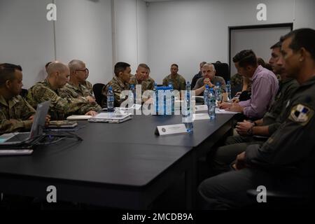 Le sénateur Jack Reed, président du Comité des services armés du Sénat (au centre, à droite), assiste à une réunion d'information organisée par les États-Unis Major général de l'armée Jeffery Broadwater, commandant adjoint du V corps (au centre, à gauche), et autres dirigeants supérieurs du V corps à la base aérienne 33rd, Powidz, Pologne, 29 juin 2022. Banque D'Images